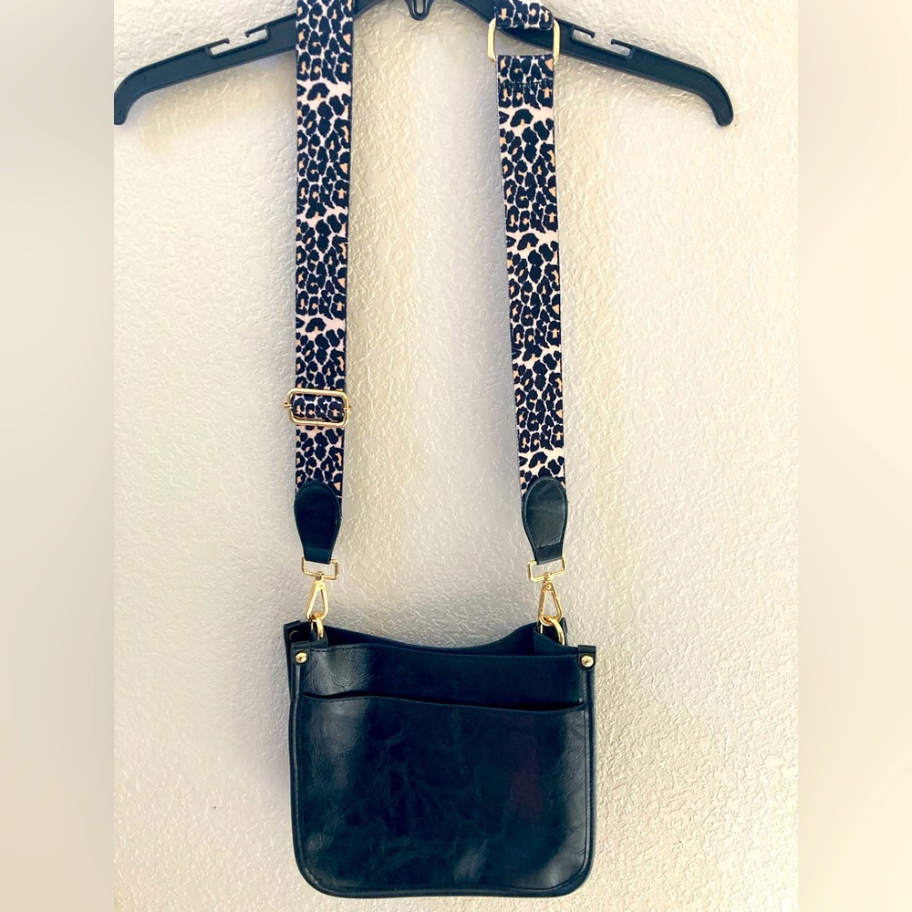Be in style with this shoulder / crossbody bag!!! Never used. Cute faux leather.